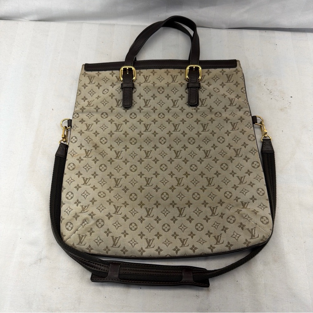 Louis Vuitton Beige Interior with Gold Zipper